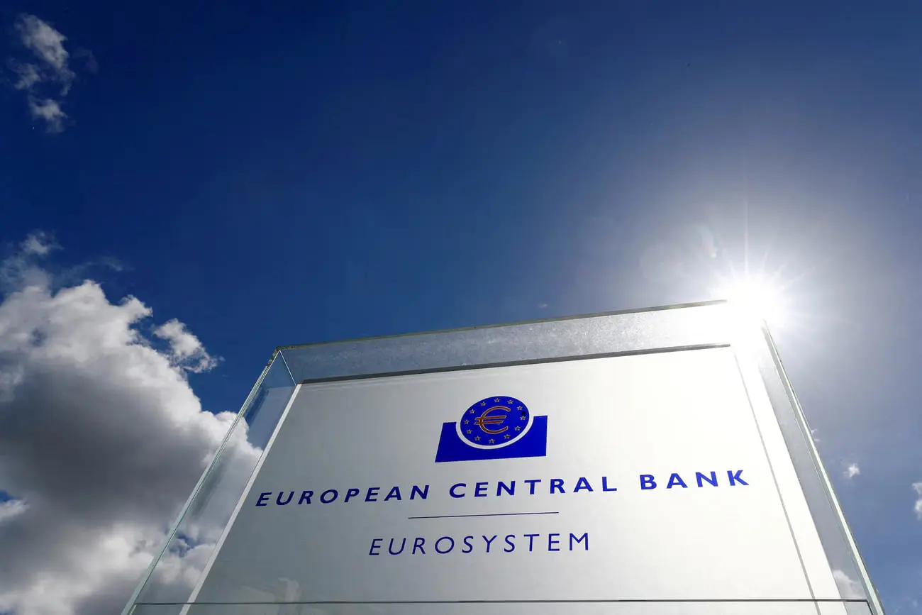 تابلوی لوگوی بانک مرکزی اروپا (European Central Bank) در مقابل آسمان آبی
