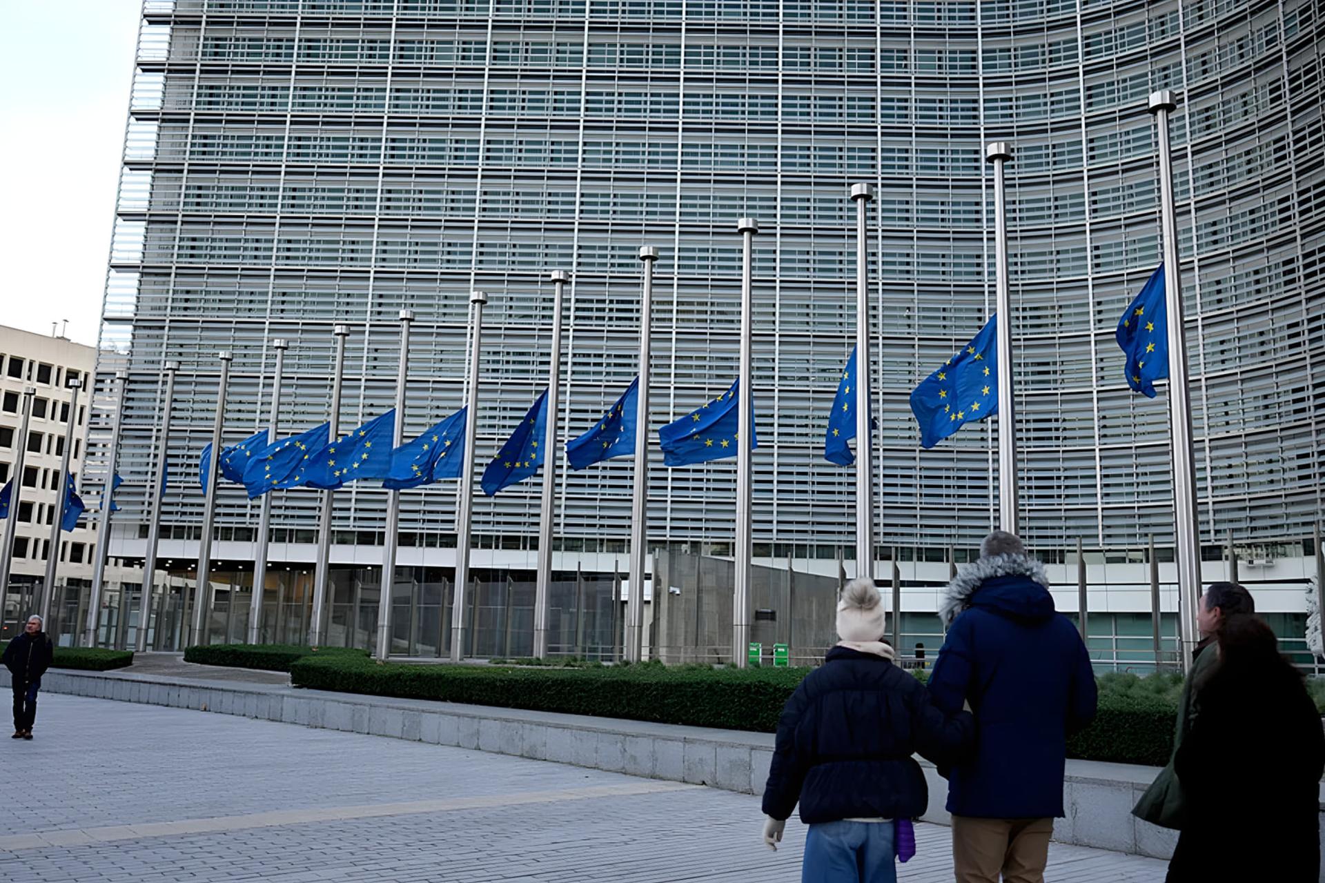 پرچم‌های اتحادیه اروپا (European Union) در مقابل ساختمان مرتفع اداری