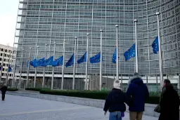 پرچم‌های اتحادیه اروپا (European Union) در مقابل ساختمان مرتفع اداری