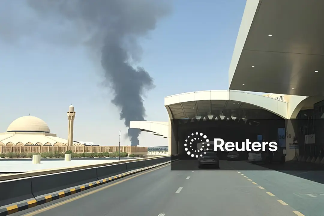 دود سیاه ناشی از انفجار در فرودگاه ملک خالد (King Khalid Airport) ریاض