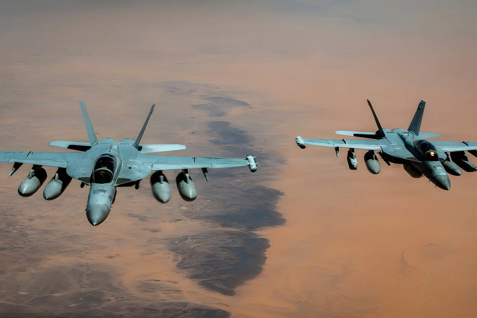 جنگنده اف-۱۸ (F/A-18 Hornet) در حال پرواز بر فراز بیابان. جنگ ایران و آمریکا
