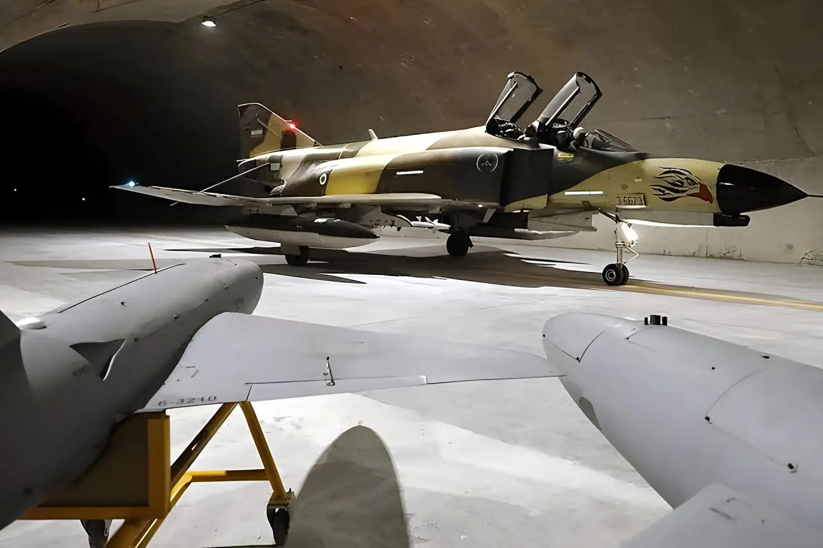 جنگنده اف-۴ فانتوم (F-4 Phantom II) با طرح تموه در داخل آشیان هواپیما