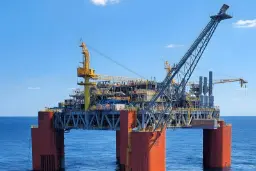 دکل استخراج نفت (Oil Rig) در میان اقیانوس با جرثقیل‌های بزرگ