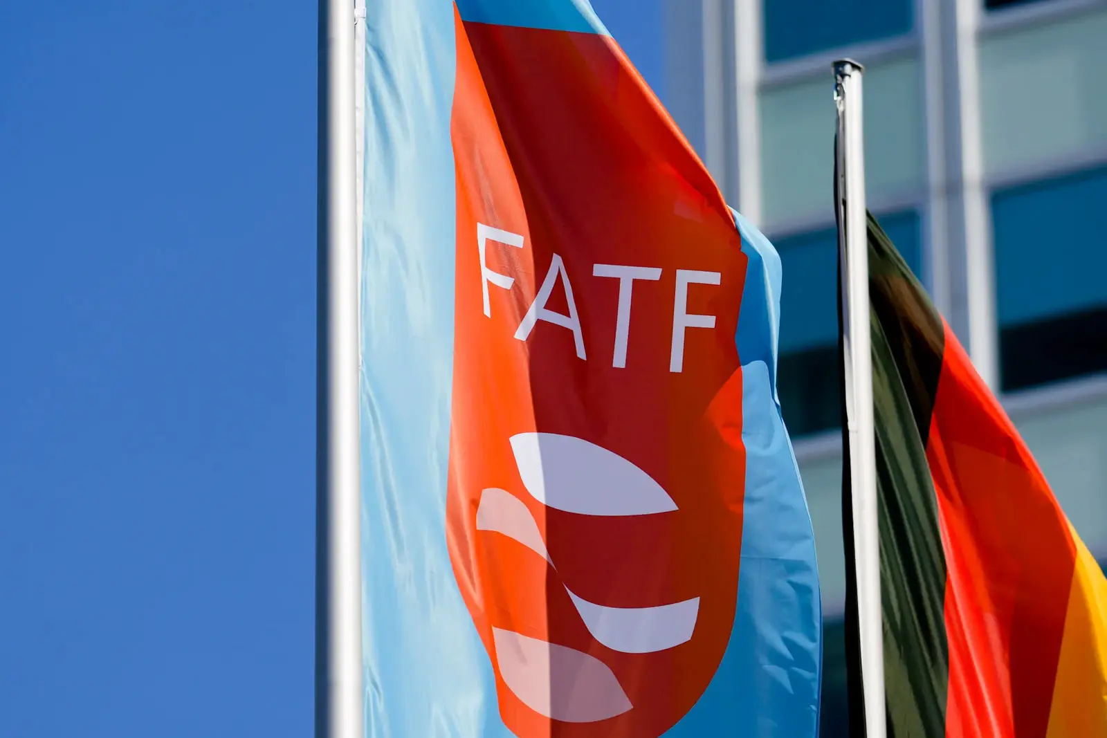 پرچم گروه اقدام‌های مالی مقابله با پولشویی (FATF) در کنار پرچم آلمان