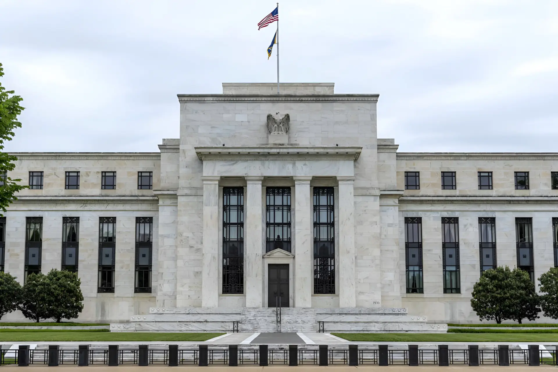 ساختمان مرکزی فدرال رزرو (Federal Reserve) با ستون‌های سفید و پرچم آمریکا