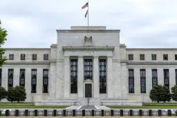 ساختمان مرکزی فدرال رزرو (Federal Reserve) با ستون‌های سفید و پرچم آمریکا
