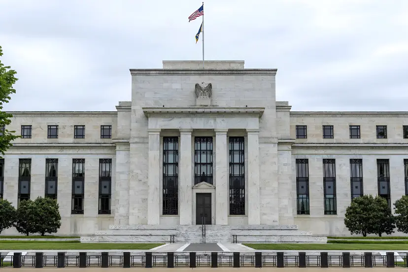 ساختمان مرکزی فدرال رزرو (Federal Reserve) با ستون‌های سفید و پرچم آمریکا