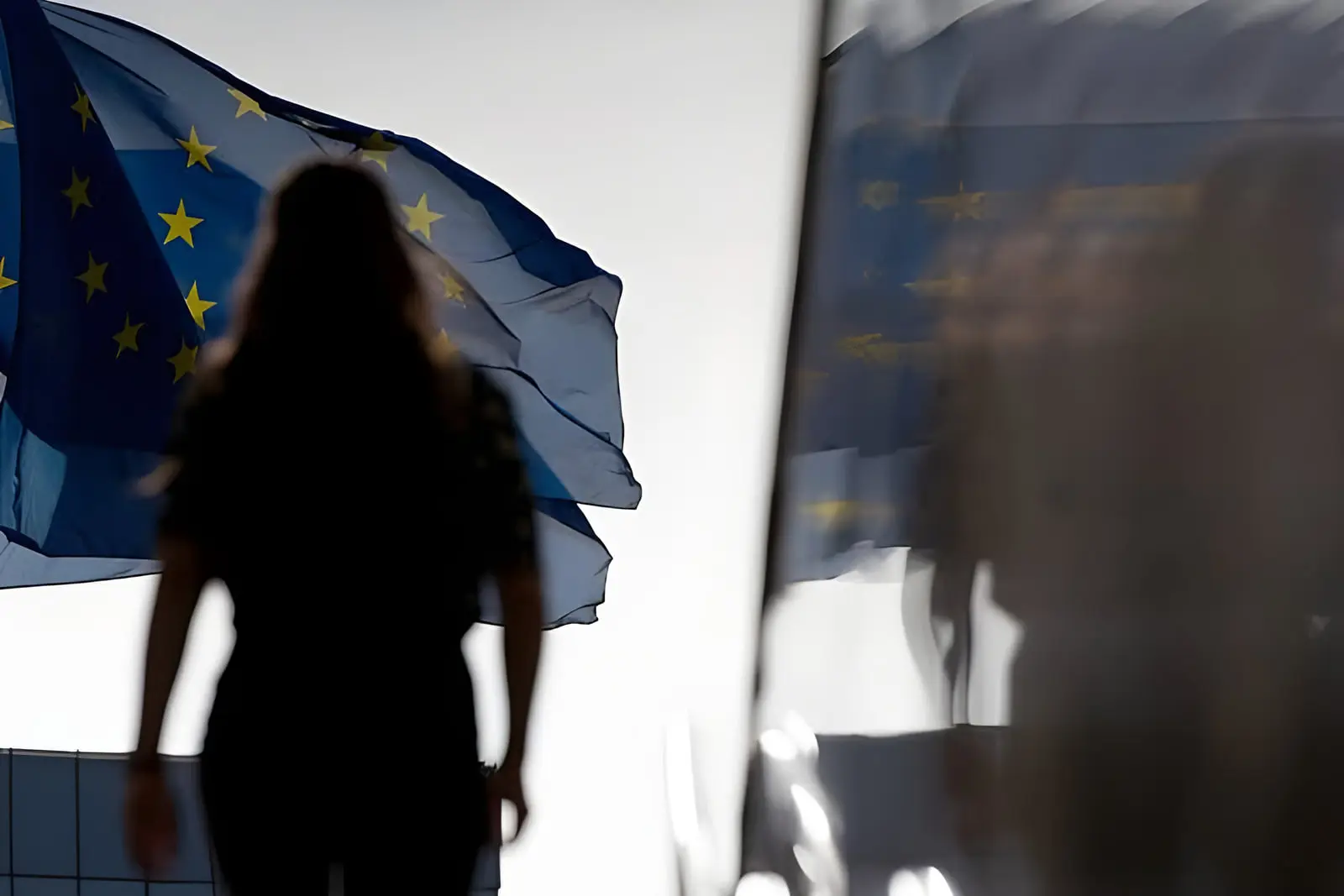 پرچم اتحادیه اروپا (European Union) در مقابل سایه یک زن