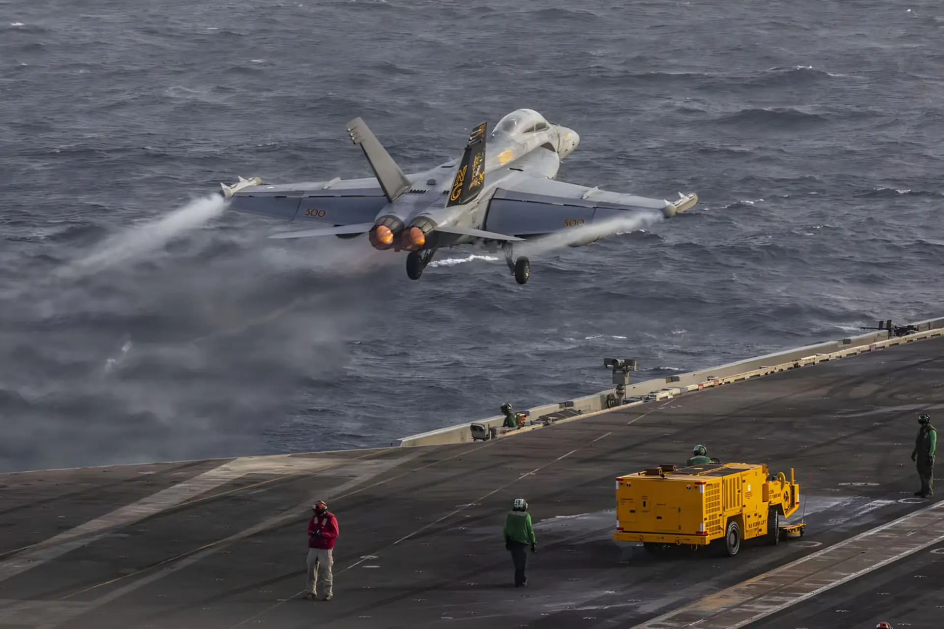 جنگنده اف-۱۸ (F/A-18) در حال برخاستن از عرشه ناو یواس‌اس آبراهام لینکلن (USS Abraham Lincoln)