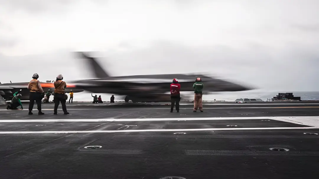 جنگنده (Fighter Jet) در حال برخاستن از عرشه ناو هواپیمابر با سرعت بالا