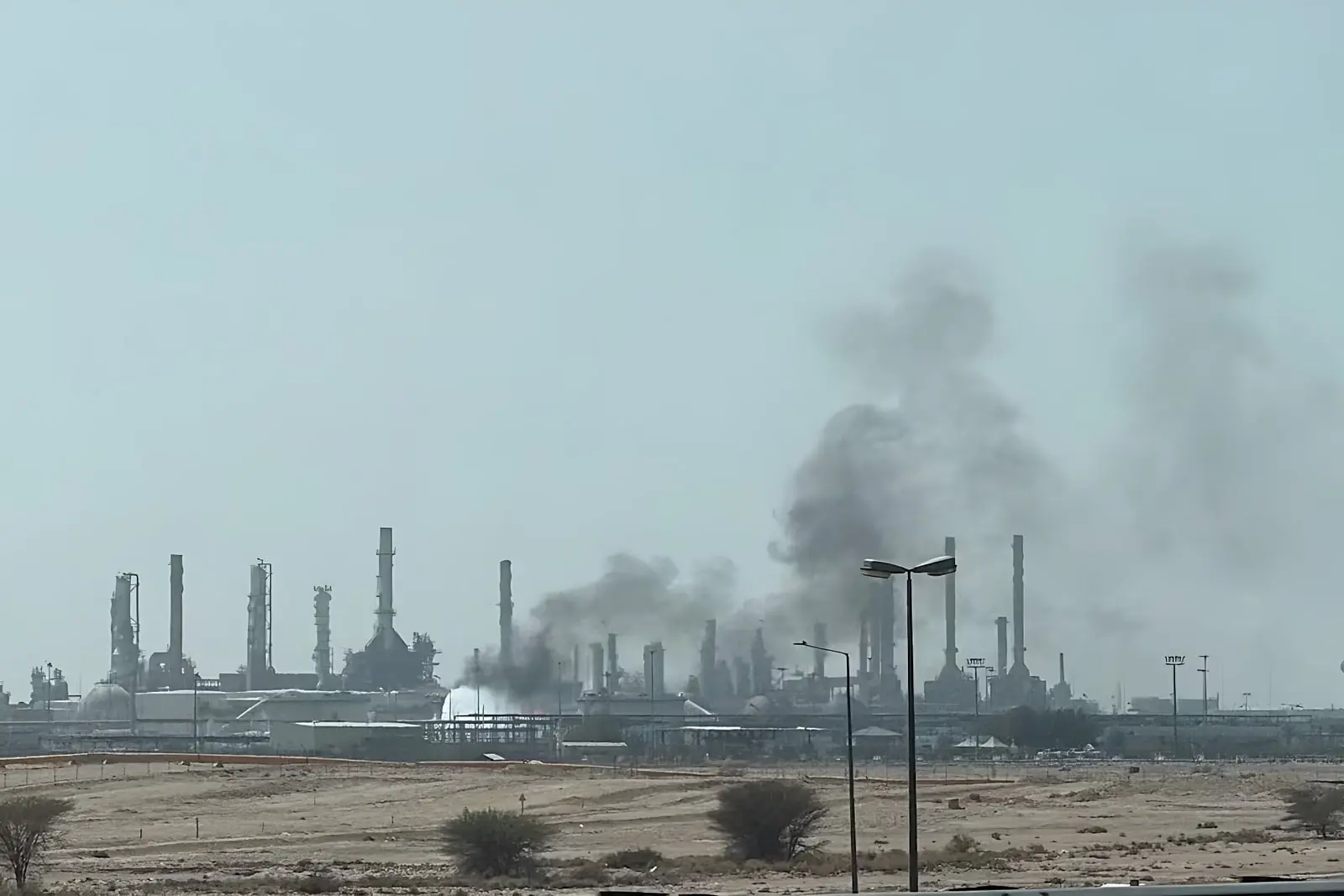 دود سیاه برخاسته از تاسیسات نفت آرامکو (Aramco) در نزدیکی ریاض