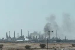 دود سیاه برخاسته از تاسیسات نفت آرامکو (Aramco) در نزدیکی ریاض