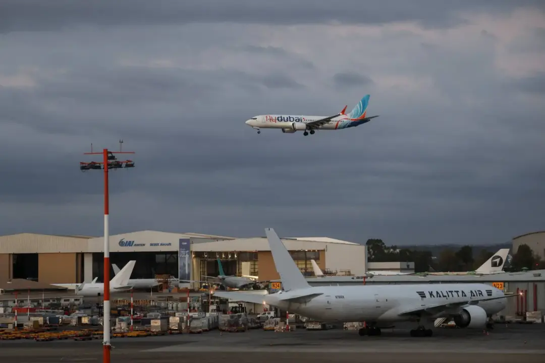 هواپیمای فلای‌دبی (flydubai) در حال پرواز در آسمان فرودگاه