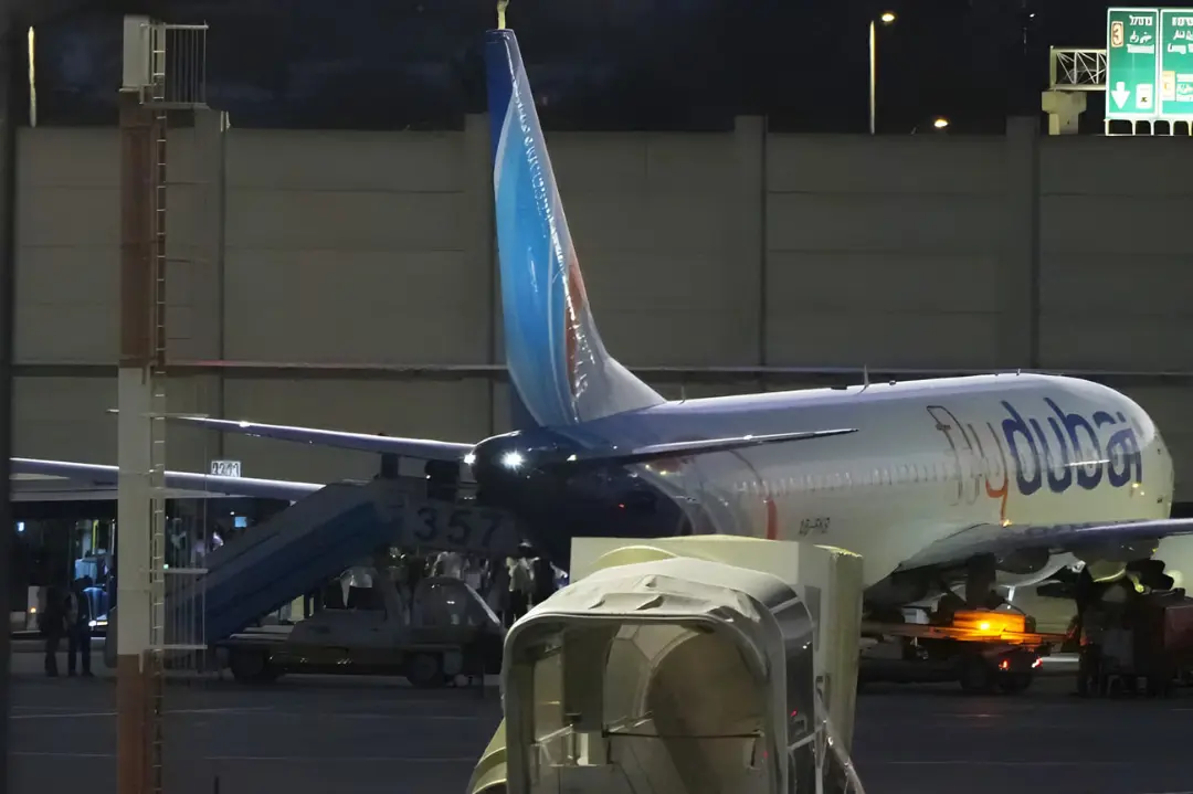 هواپیمای فلای‌دبی (Flydubai) در حال تخلیه مسافران در فرودگاه بن گوریون