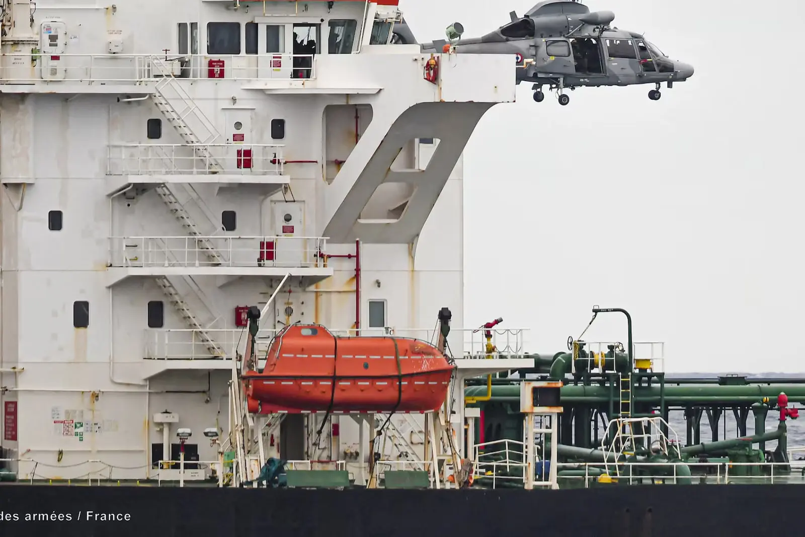 هلیکوپتر نیروی دریایی فرانسه (French Navy) در حال پرواز نزدیک به عرشه نفتکش