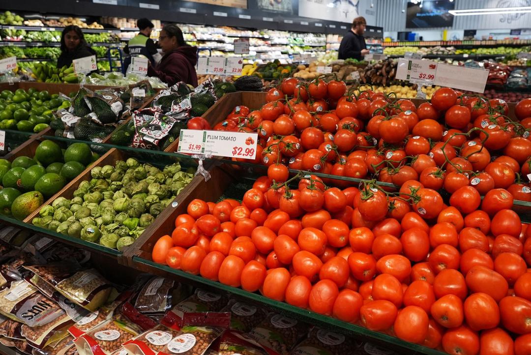 گوجه‌فرنگی (Tomato) و سبزیجات تازه در قفسه‌های یک فروشگاه مواد غذایی
