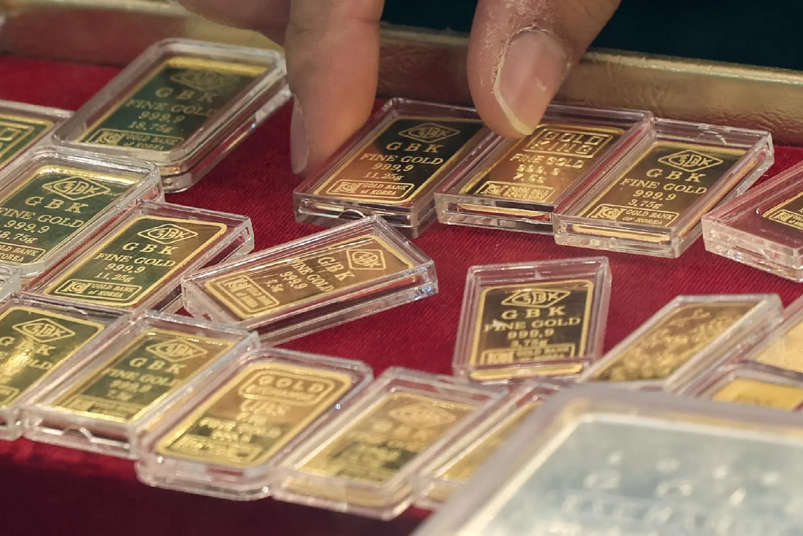 شمش‌های طلای خالص (Fine Gold) با عیار ۹۹۹٫۹ برند GBK در بسته‌بندی شفاف