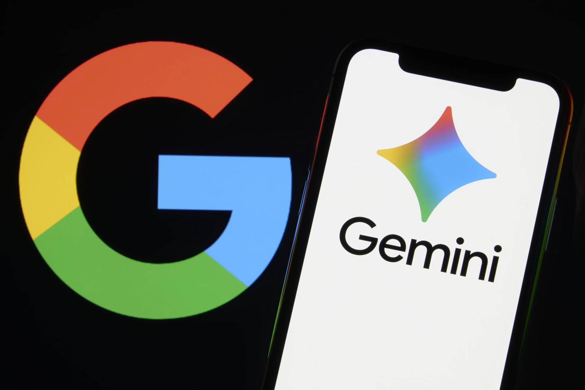لوگوی گوگل و هوش مصنوعی جمینای (Gemini) روی صفحه گوشی هوشمند