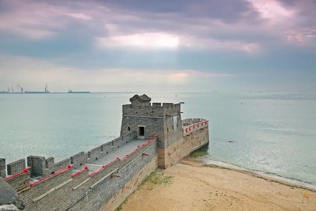 دیوار بزرگ چین (Great Wall of China) در امتداد ساحل دریا با آسمان ابری