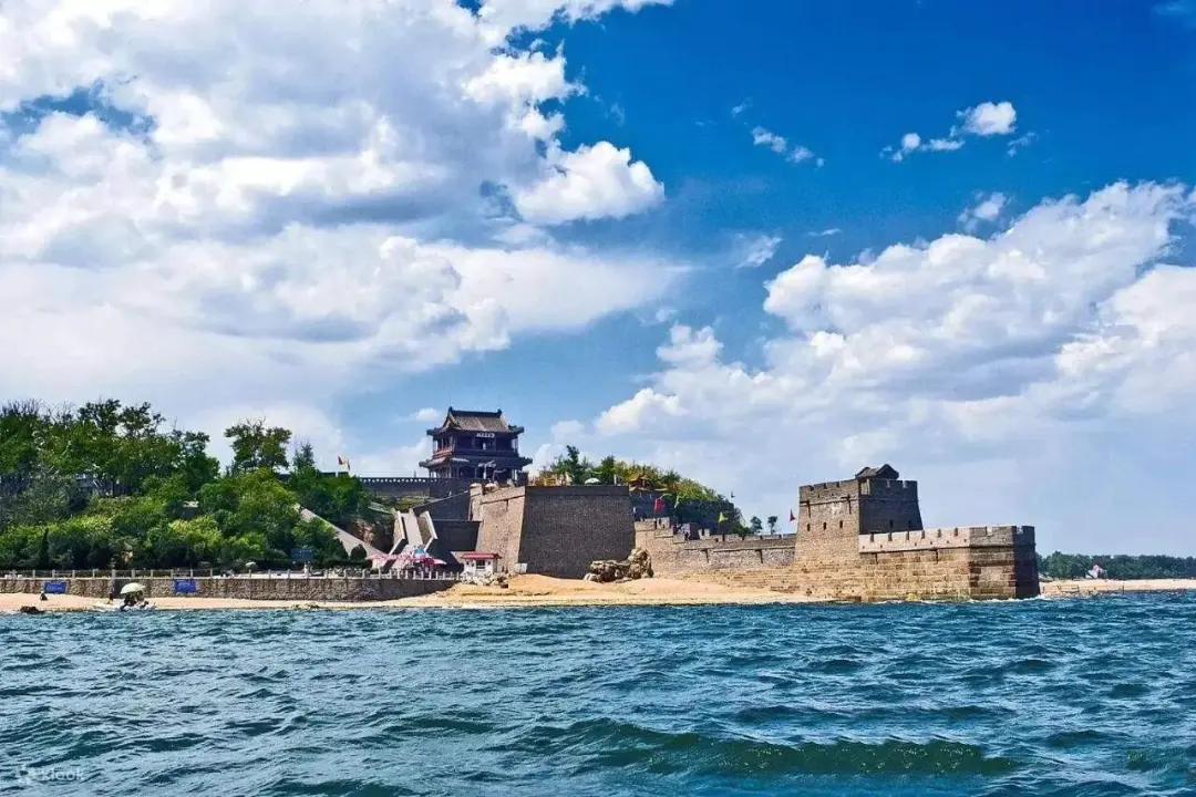 دیوار بزرگ چین (Great Wall of China) در امتداد ساحل دریا زیر آسمان آبی