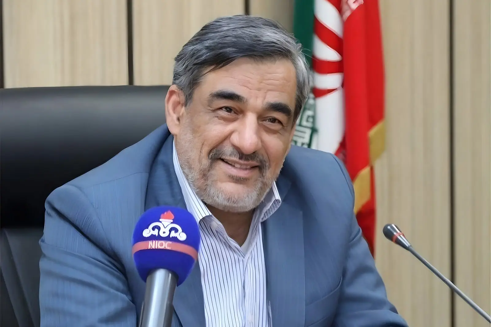 حمید بورد (Hamid Bord) در نشست خبری با میکروفون شرکت ملی نفت ایران (NIOC)