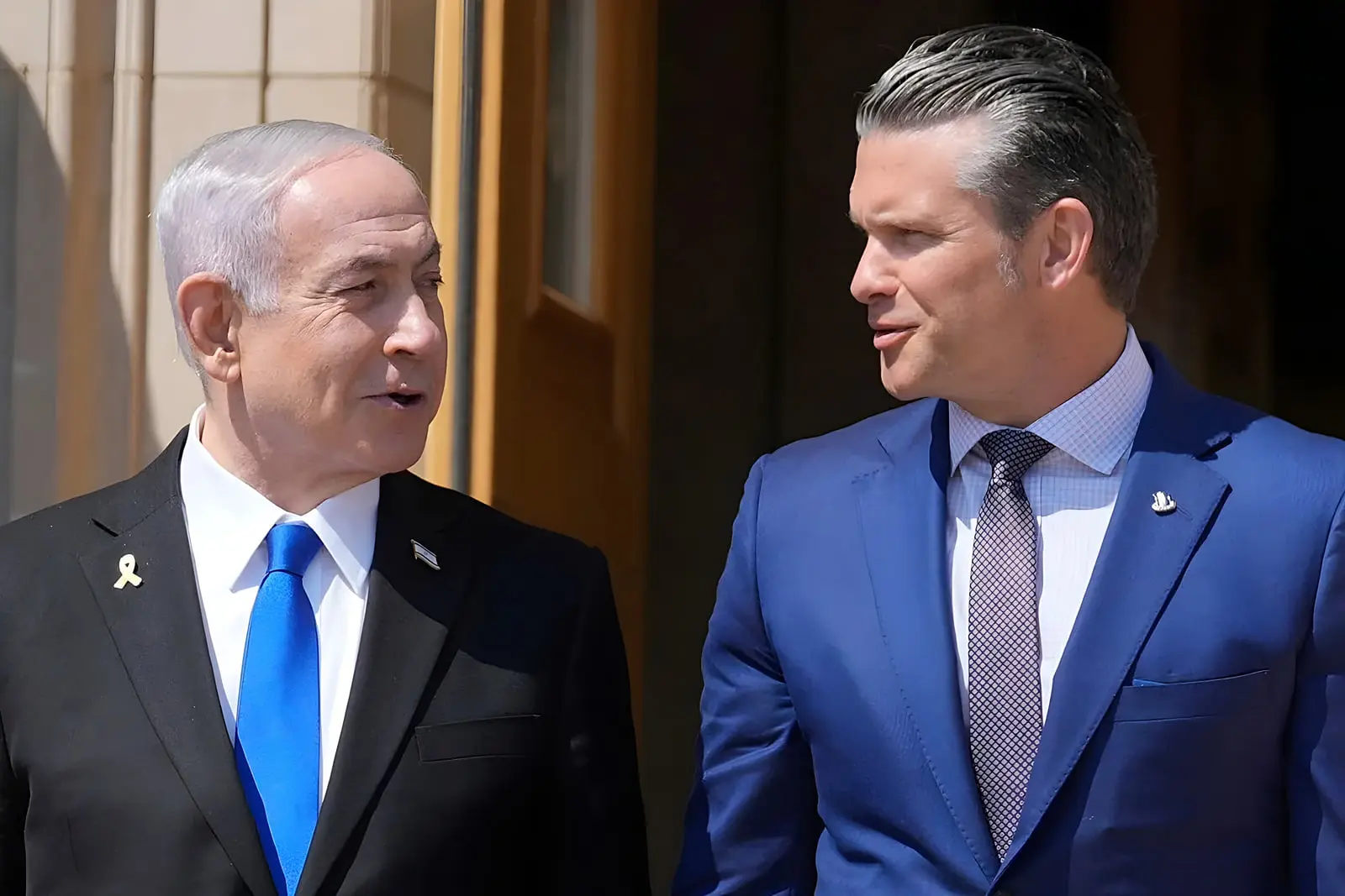 بنیامین نتانیاهو (Benjamin Netanyahu) در حال گفت‌و‌گو با هگست درباره مسائل ایران
