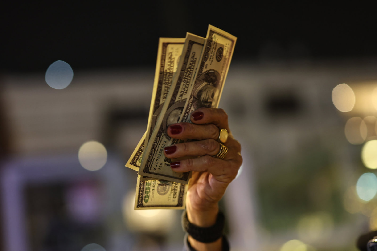 از افت قیمت طلا تا جهش ۹ درصدی آیفون در روز صعود دلار