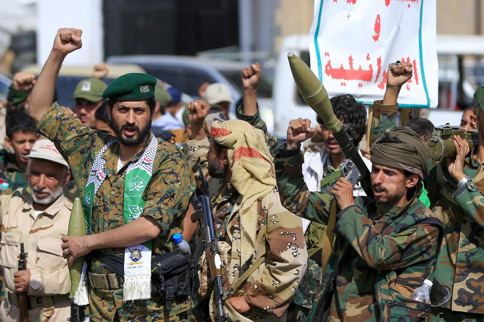 مبارزان حوثی (Houthis) با لباس‌های نظامی و سلاح‌های سبک در تجمع مسلحانه