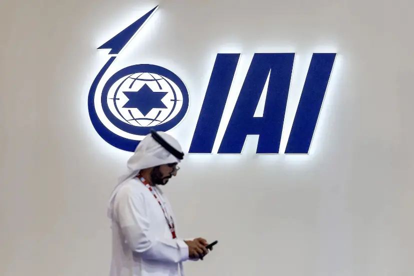 لوگوی شرکت صنایع هوافضای اسرائیل (IAI) روی دیوار سفید