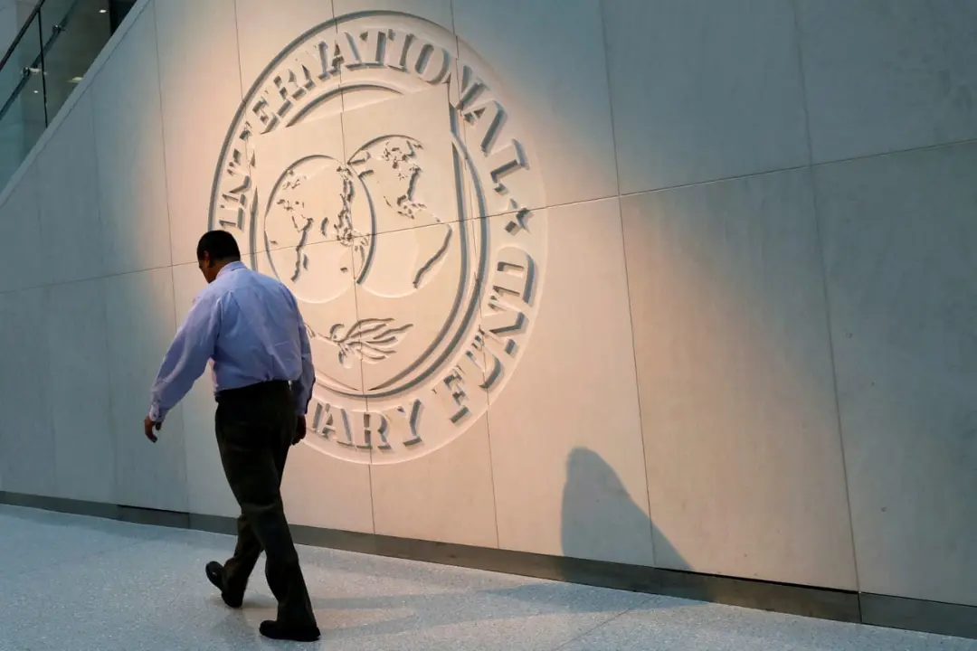 لوگوی برجسته صندوق بین‌المللی پول (IMF) روی دیوار ساختمان