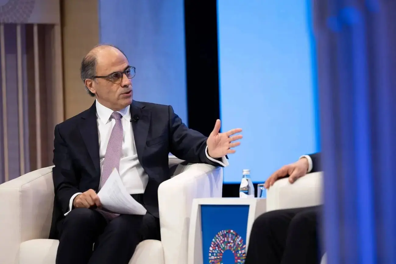 نماینده صندوق بین‌المللی پول (IMF) در حال صحبت در نشست اقتصادی