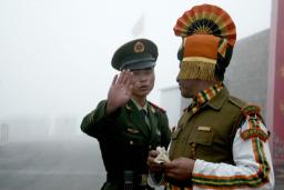 سرباز چینی (Chinese soldier) در حال گفت‌و‌گو با نظامی هندی در مرز