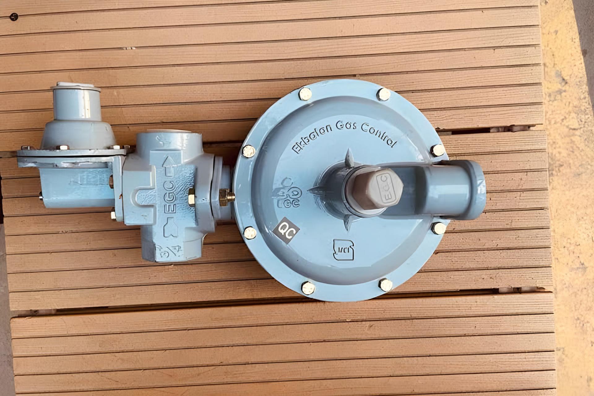 دستگاه کنترل گاز (Gas Control) برند Ebcolen روی سطح چوبی