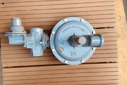 دستگاه کنترل گاز (Gas Control) برند Ebcolen روی سطح چوبی