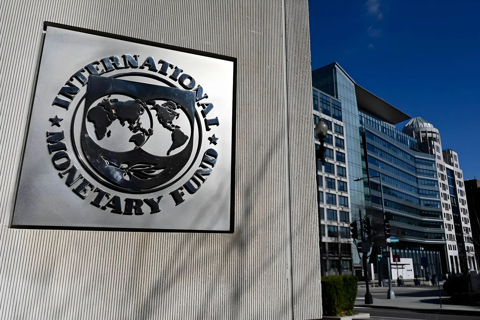 نمای نزدیک نشان صندوق بین‌المللی پول (International Monetary Fund) روی دیوار ساختمان
