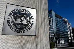نمای نزدیک نشان صندوق بین‌المللی پول (International Monetary Fund) روی دیوار ساختمان