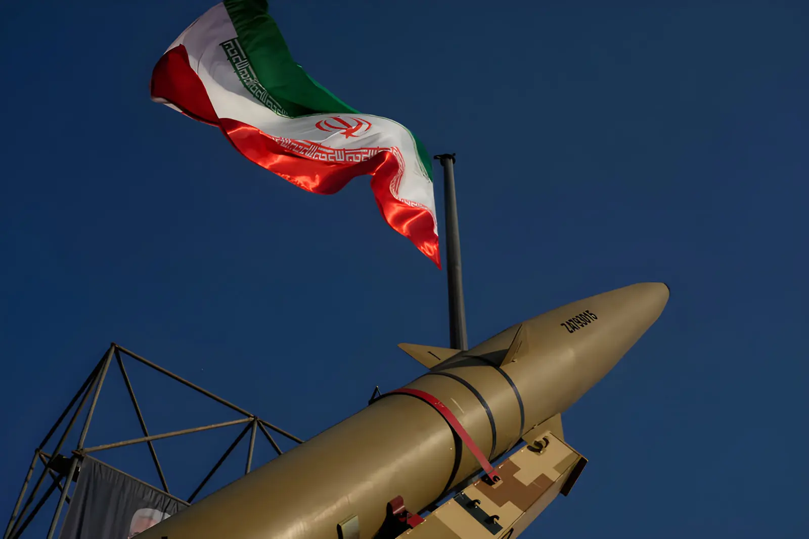 پرچم ایران (Flag of Iran) در کنار یک موشک نظامی در آسمان آبی