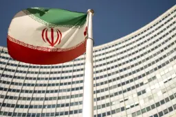 پرچم جمهوری اسلامی ایران در مقابل ساختمان آژانس بین‌المللی انرژی اتمی