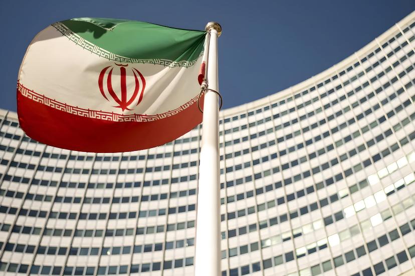 پرچم جمهوری اسلامی ایران در مقابل ساختمان آژانس بین‌المللی انرژی اتمی