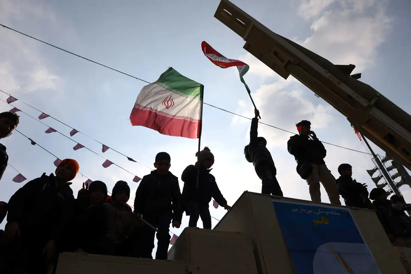 پرچم ایران (Flag of Iran) در کنار یک سامانه موشکی در نمایشگاه نظامی