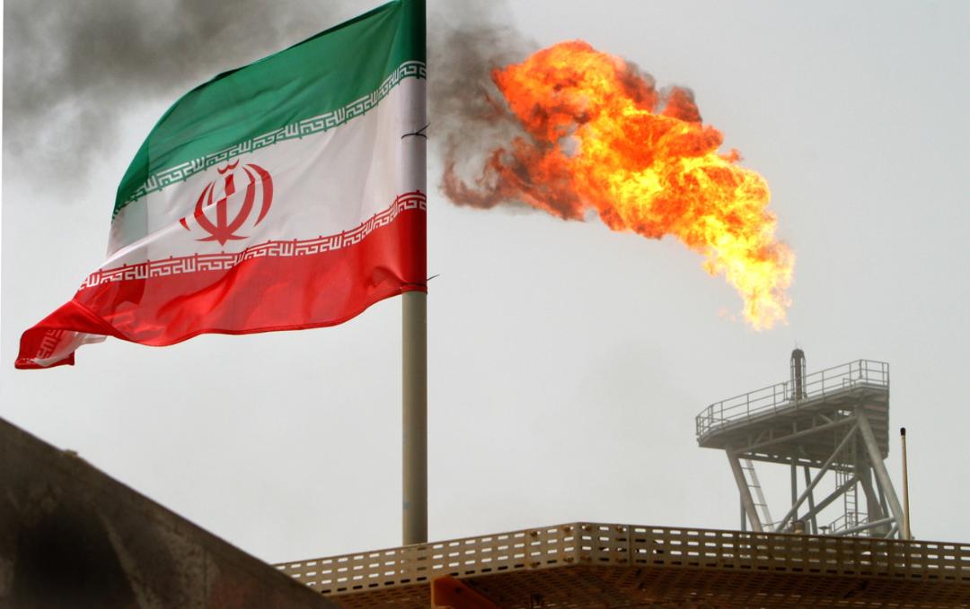 پرچم ایران (Flag of Iran) در کنار شعله‌های خروجی از دکل نفتکش