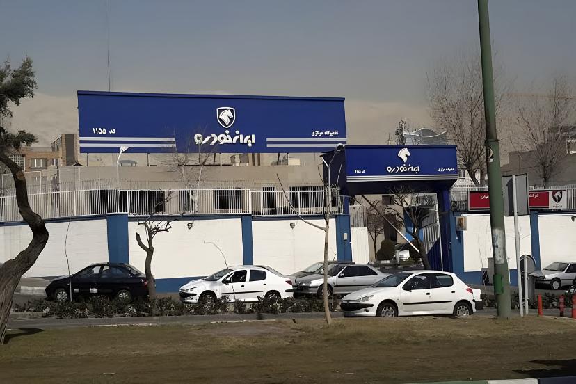 ورودی اصلی مجموعه تولیدی ایران خودرو (Iran Khodro) با تابلوهای آبی رنگ