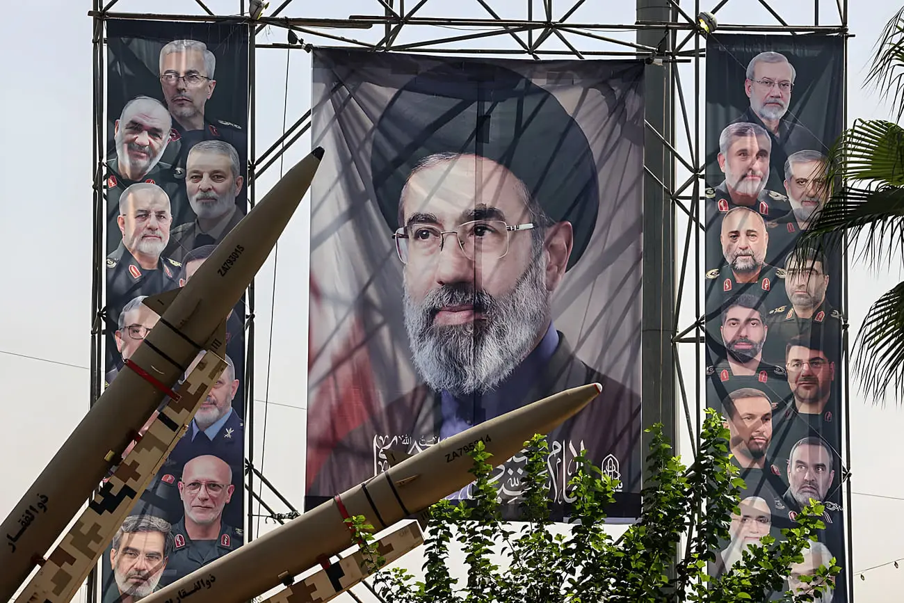 پرچم‌های بزرگ با تصاویر مقامات نظامی و موشک‌های بالستیک در نمایش نظامی