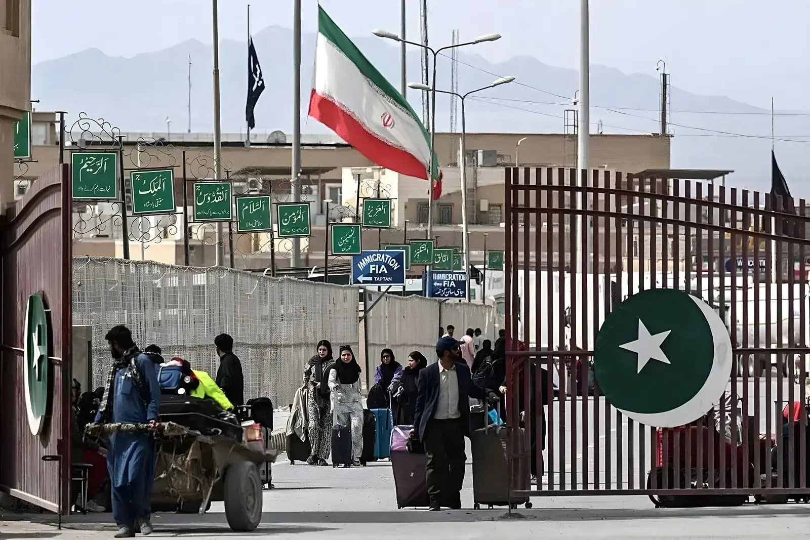 پرچم ایران (Iran) و پاکستان در گذرگاه مرزی زمینی