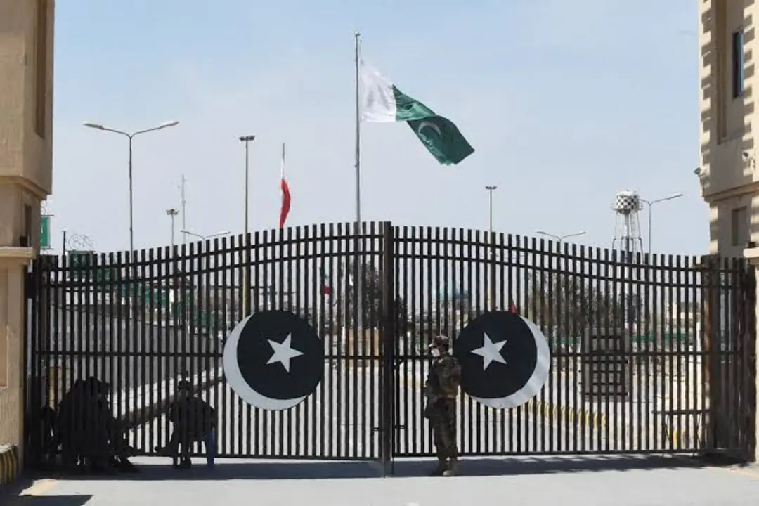 پرچم پاکستان (Pakistan) بر فراز دروازه و حصار مرزی در روز روشن