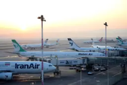 هواپیماهای شرکت‌های ایران‌ایر (Iran Air) و ماهان ایر (Mahan Air) در باند فرودگاه