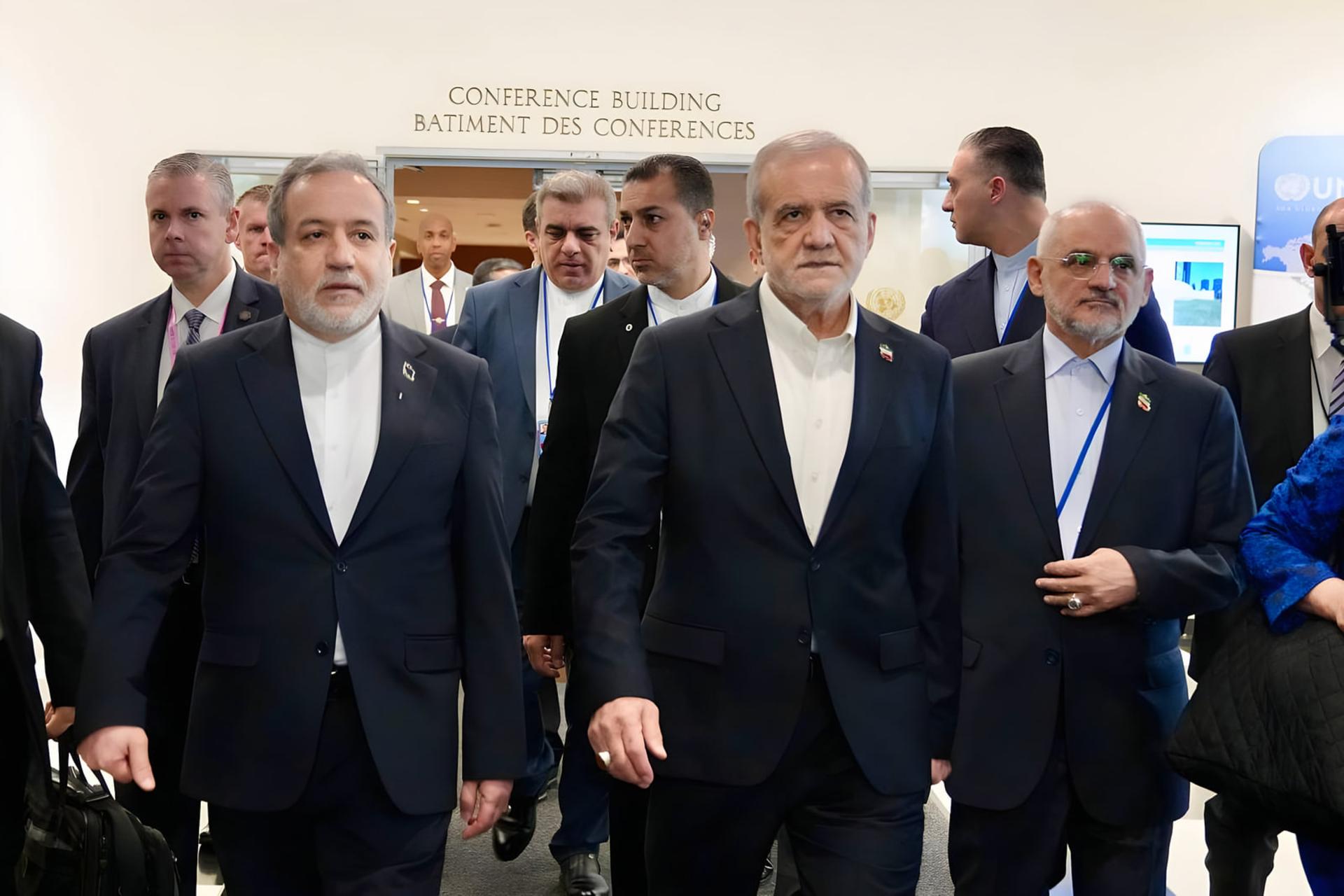 اعضای هیئت دیپلماتیک ایران در حال حرکت در ساختمان کنفرانس سازمان ملل