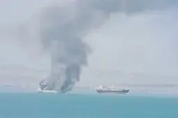 دود غلیظ ناشی از اصابت پهپاد و موشک به شناور آمریکایی در نزدیکی تنگه هرمز