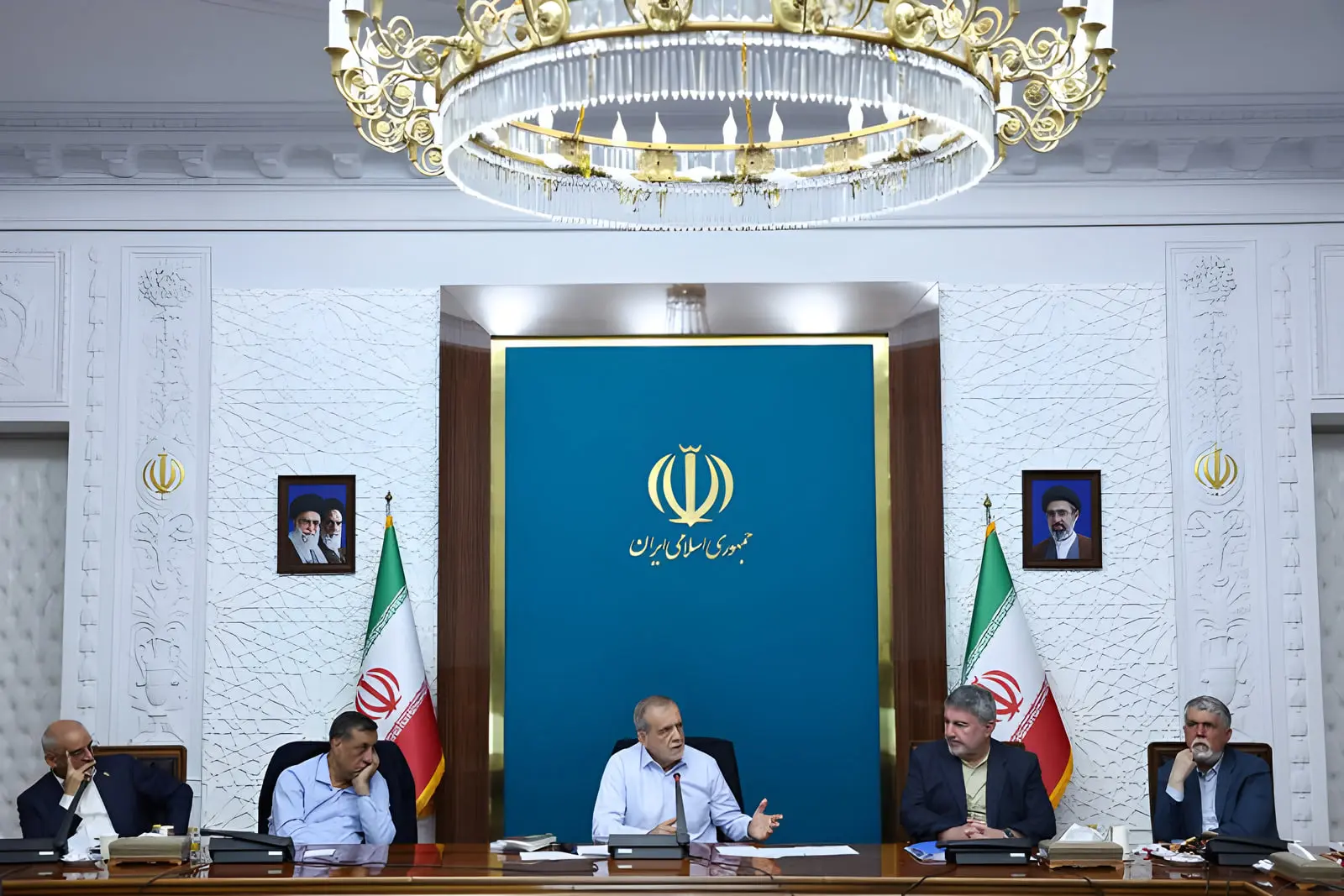 اعضای دولت در جلسه رسمی در تالار با نشان جمهوری اسلامی ایران