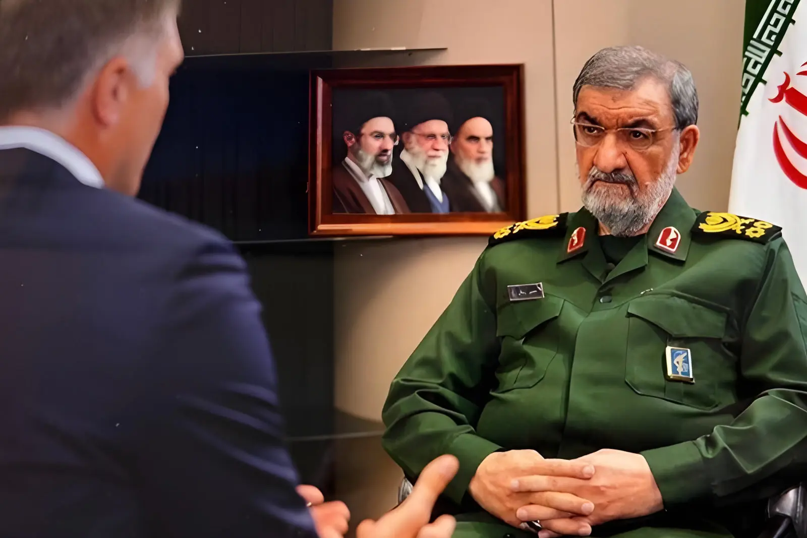 محسن رضایی در حال مصاحبه